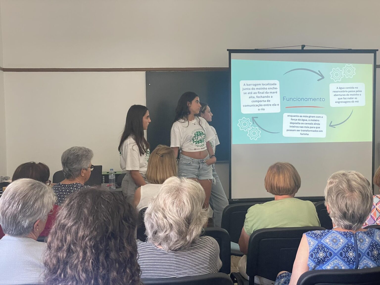 Três jovens a apresentar para um grupo de idosas da Freguesia do Sado.