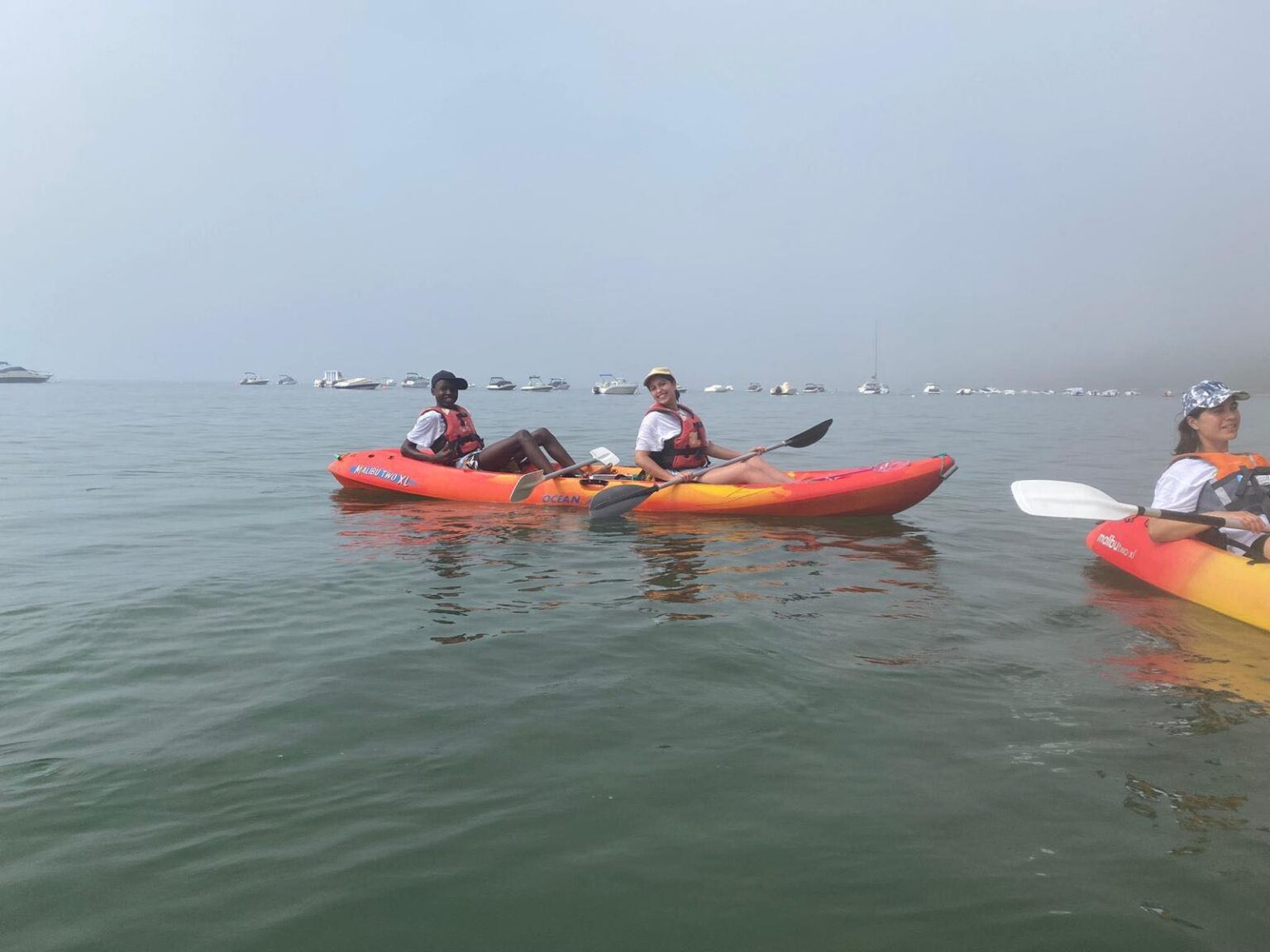 Dois jovens num caiaque no rio Sado.