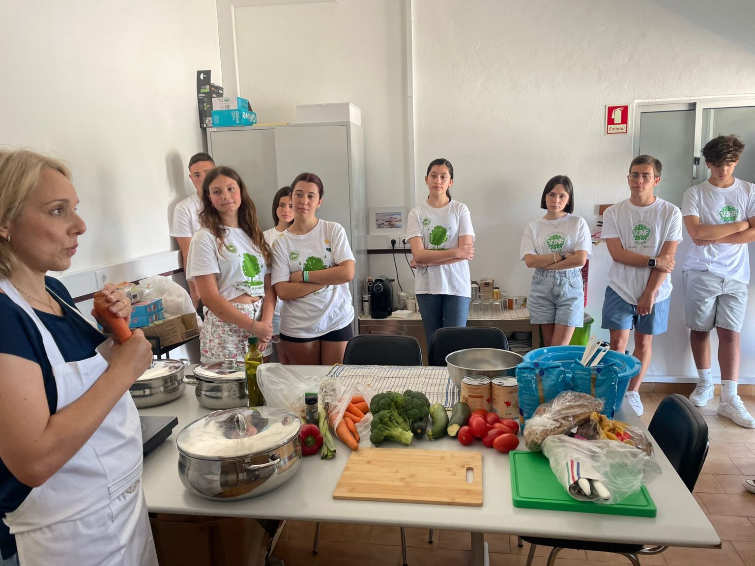 Grupo de jovens ouvem Nutricionista do Município de Setúbal.